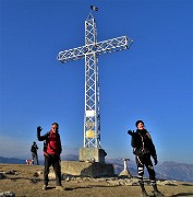 04 Alla croce di vetta del Linzone (1392 m) con aria gelida